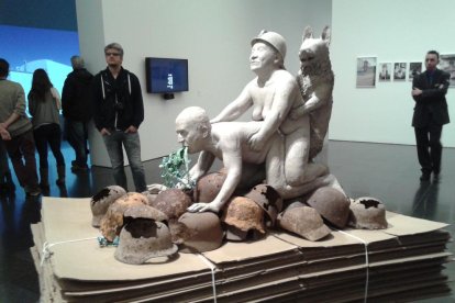 La ‘polémica’ escultura en el Macba  -  Una de las primeras adquisiciones de Tatxo Benet para su singular colección de ‘arte de la tolerancia’ fue la escultura de Ines Doujak Not dressed for conquering (No vestida para la conquista), que  ...