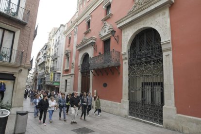 Imagen de archivo del a fachada de la Diputación, antes de la declaración del estado de alarma. 