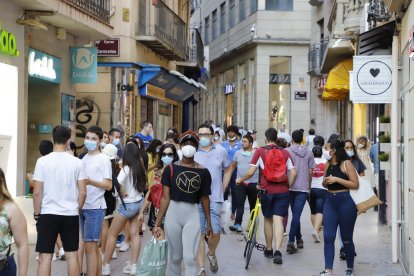 El Eix Comercial, ayer por la tarde con compradores y peatones ataviados en su mayoría con mascarillas. 