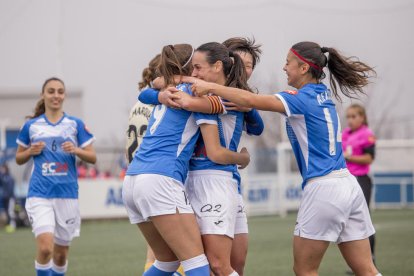 Andrea Gómez i Pixu s’abracen després del cinquè gol de diumenge passat, mentre s’atansa Alexia.