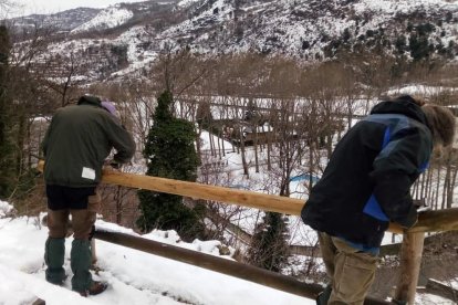 Imatge de la brigada forestal al reparar la barana.