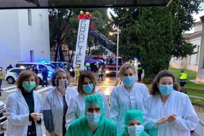 Los cuerpos de seguridad homenajearon ayer a los profesionales del hospital Santa Maria. 