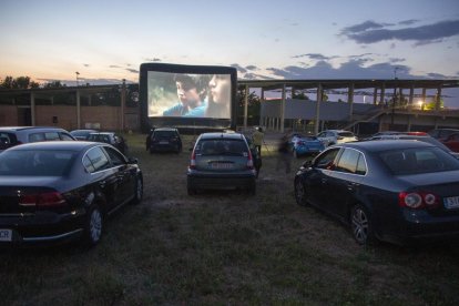 L’autocine es porta a terme al càmping municipal, on han senyalitzat 130 places d’aparcament.