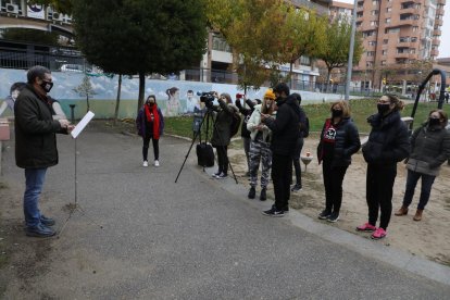 L’associació Antisida va reivindicar ahir mesures per millorar la qualitat de vida del col·lectiu i edificis com la delegació del Govern central a Lleida es van tenyir de roig.