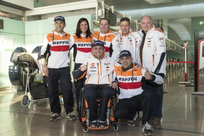 Isidre Esteve, ayer en el aeropuerto de El Prat junto al resto de su equipo.