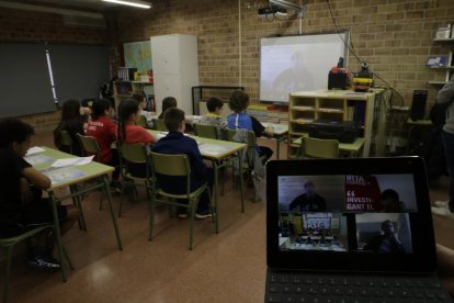 Els alumnes de l’escola Butsènit escolten un dels tres conferenciants que van intervenir ahir.