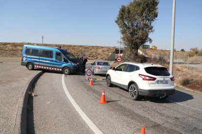 Un control dels Mossos a Alcarràs divendres passat, quan va entrar en vigor el confinament municipal de cap de setmana.