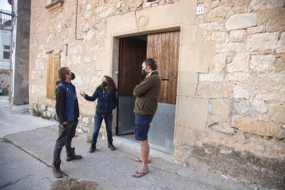 El conseller de Repoblament amb la parella instal·lada a Maldà.