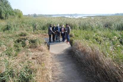 Panadés, Accensi, Tella, Sánchez i Sangrà, encarregats de barrar el pas de l’aigua a l’estany.