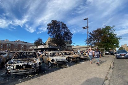 Coches quemados en Kenosha tras los disturbios antirracistas.