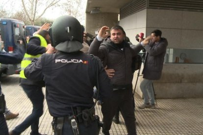 Les mobilitzacions dels agricultors a Don Benito van acabar amb càrregues policials.