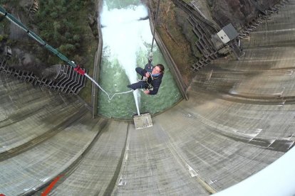 Els preparatius per saltar des de dalt de la presa de la Llosa en aquesta modalitat anomenada ‘bungee’ i un client a l’efectuar el salt.