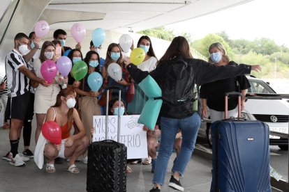 Retrobament d’una estudiant amb la família després de mesos sense veure’s a l’aeroport de Bilbao.