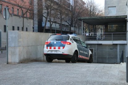 Vehicle dels Mossos d’Esquadra que va traslladar la dona als jutjats de Girona, ahir.