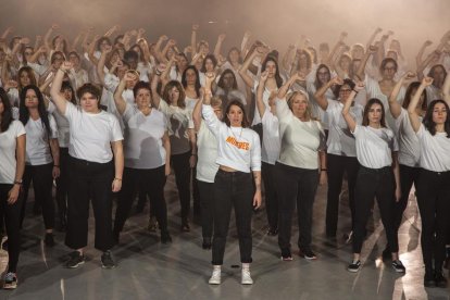 Un moment de l’enregistrament ahir del videoclip de ‘Mujeres’ al Museu Trepat de Tàrrega.