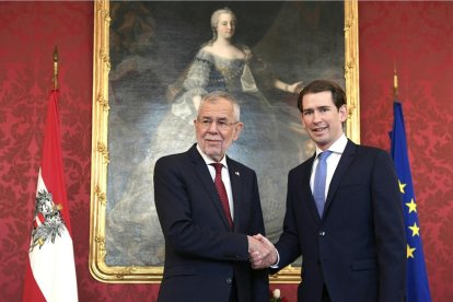 El presidente Van der Bellen da la mano a Alexander Kurz.