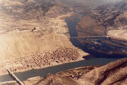 Imatge de poc abans de la inundació. El poble vell, en primer pla, era al costat de l’Ebre. El nou és a la vora del Segre.