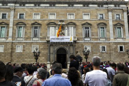 Imagen de archivo de la pancarta que colgaba del balcón de la Generalitat.