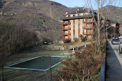 Una de les dos piscines públiques de Sort cedides a particulars.