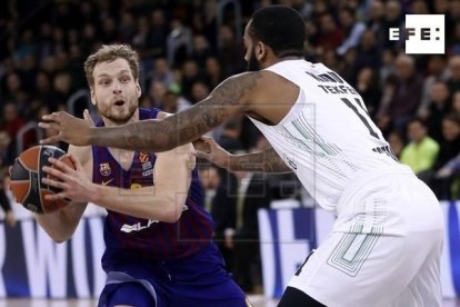 El blaugrana Jaka Blazic intenta passar la pilota davant de Kidd.