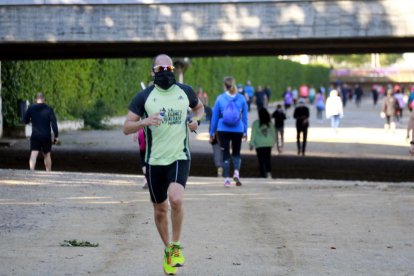 Imagen insólita cerca del río en Lleida con una gran afluencia de vecinos haciendo deporte y paseando