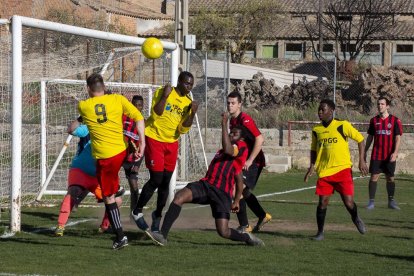 Una jugada del partit d’ahir entre el Verdú-Vall del Corb i el Ribera d’Ondara.