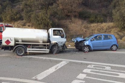 Dos de los vehículos accidentados ayer en la N-260. 