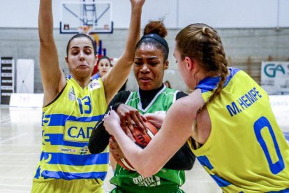 Andrea Vilaró y Hempe pugnan por el balón con una rival en el partido ante el Araski.