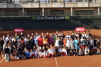 Marc López es va fotografiar amb els nens i nenes lleidatans que van participar en el clínic.