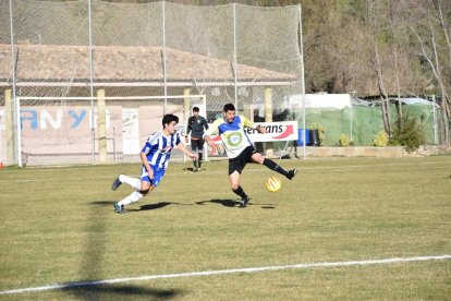 Un jugador del Ponts intenta controlar el balón.