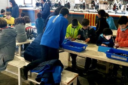 Varios de los niños que participaron ayer en el taller de robótica de Vilaller.