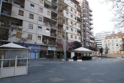 Una vista de l'avinguda Doctor Fleming de Lleida amb els comerços tancats.