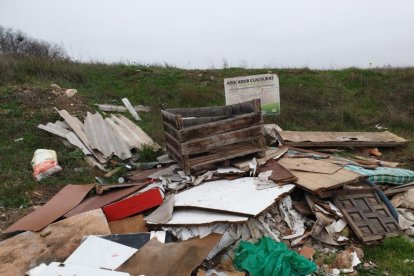 Un dels abocadors il·legals de Tàrrega, en un camí local a prop de l’A-2.