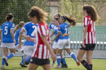 Les jugadores de l’AEM celebren el gol de la capitana Pixu, que suposava l’empat definitiu.