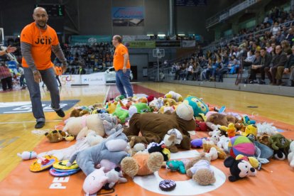 La pluja de peluixos va omplir la pista de solidaritat al final del tercer quart, gràcies a la col·laboració de nombrosos aficionats.