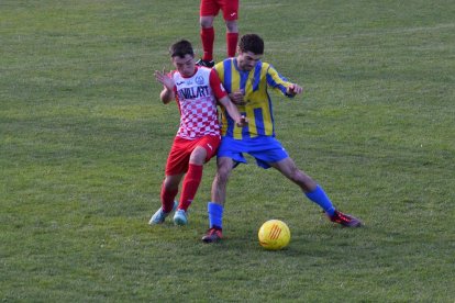 Un jugador del Sudanell prova de protegir la pilota davant d’un del Balaguer.