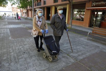 Las personas mayores aprovecharon el buen día para salir de casa. 