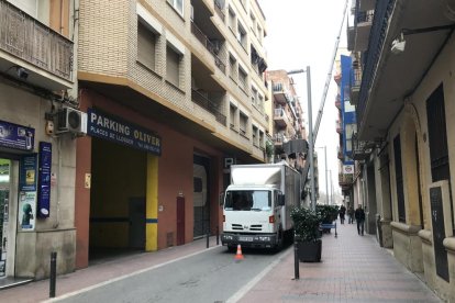 Imagen de la furgoneta de mudanza ayer en la calle del Nord, impidiendo la circulación.