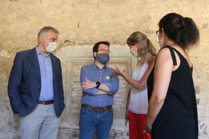 Pere Aragonès conversa amb l’alcaldessa de Sant cugat.