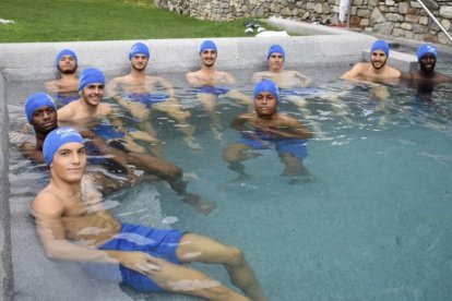 Los jugadores del Lleida Esportiu relajándose ayer en tierras aranesas.