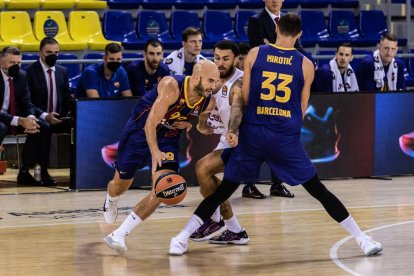 Nick Calathes aprofita un bloqueig de Nikola Mirotic.