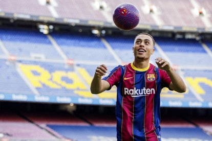 Sergiño Dest ja va trepitjar ahir la gespa del Camp Nou i avui serà presentat de forma telemàtica.