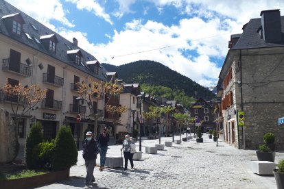 Personas de diferentes edades paseaban ayer por las calles de Vielha, que no aplica franjas horarias. 