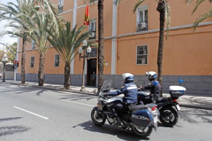 El presumpte autor es troba al calabós de la comandància d’Alacant, al fons.