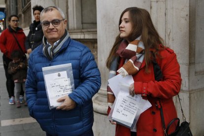 Imatge dels periodistes que ahir van recuperar els mòbils.