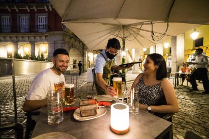 Una pareja tomando algo en una terraza de Madrid.