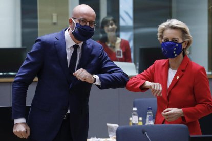 Michel i Von der Leyen se saluden abans de la cimera europea.