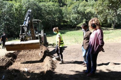 Una excavadora trabaja en la fosa de Sorpe