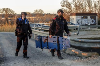 Els bussejadors que van trobar ahir el cotxe de la desapareguda després de reduir el curs del canal.