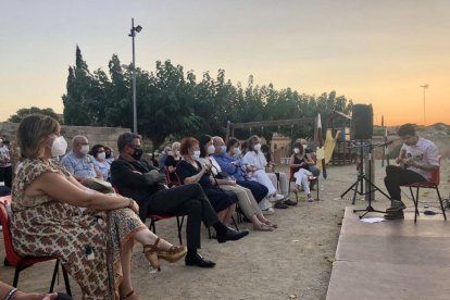 La plaça Enric d’Hostalric va acollir un recital de poemes de Barceló a càrrec d’intèrprets locals.